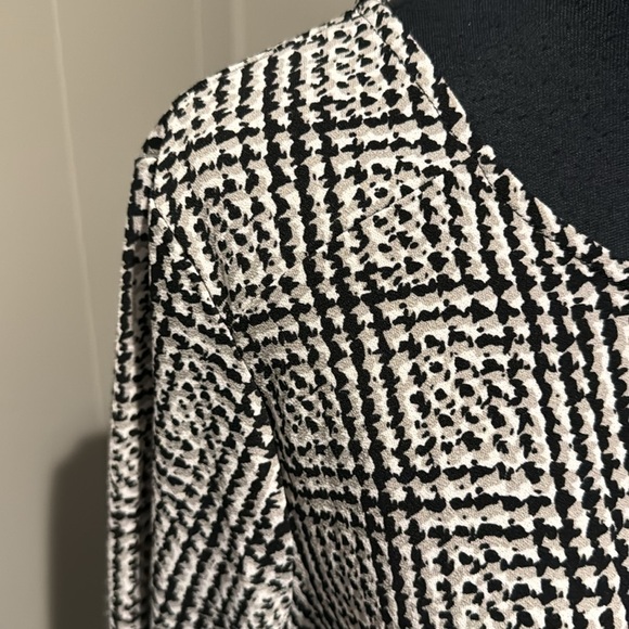 Adrianna Papell black/gray/white abstract houndstooth check stretch crepe top. L - Picture 3 of 7